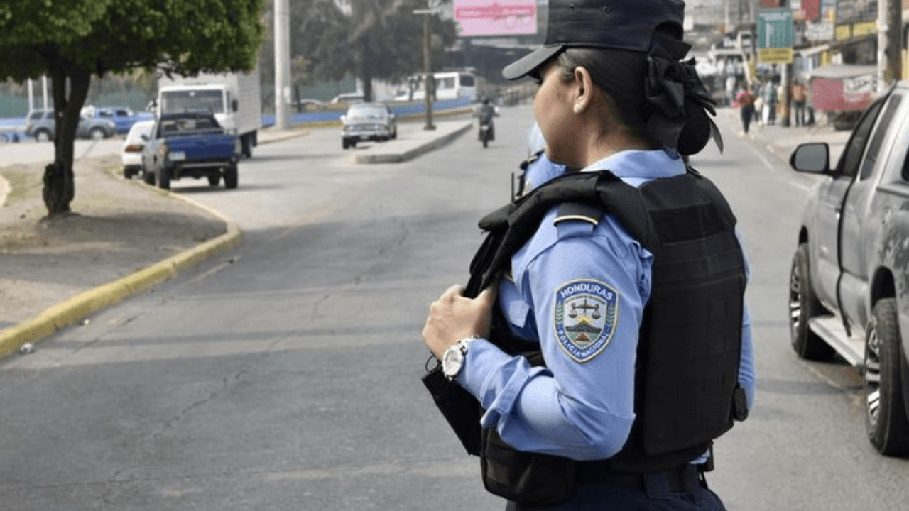 Imagen de ‘Póngame las esposas': policía hondureña se roba las miradas de internautas