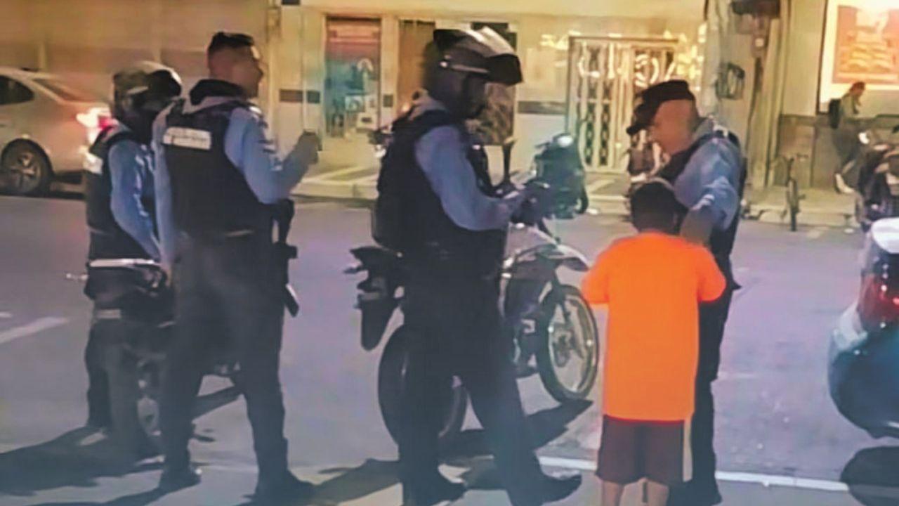 Imagen de Policías hondureños cumplen sueño a niño de ser un agente por unos minutos