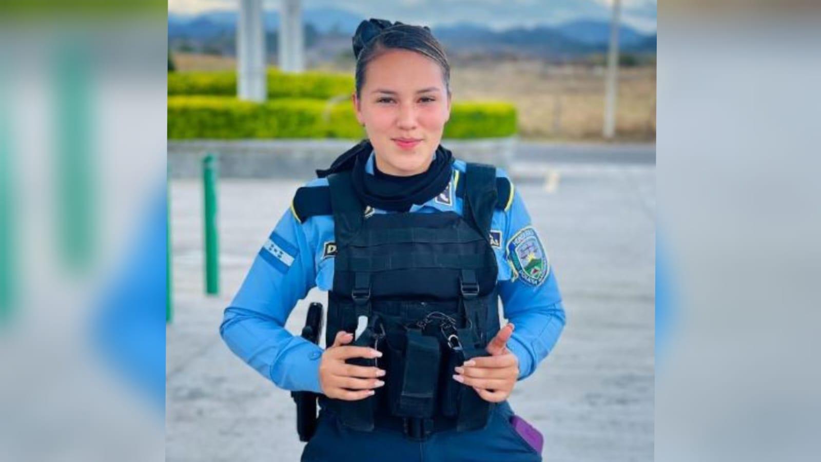 Imagen Principal de Nota: ‘Por usted me hago villano’: Flor Deras roba suspiros con el uniforme de la Policía Nacional de Honduras