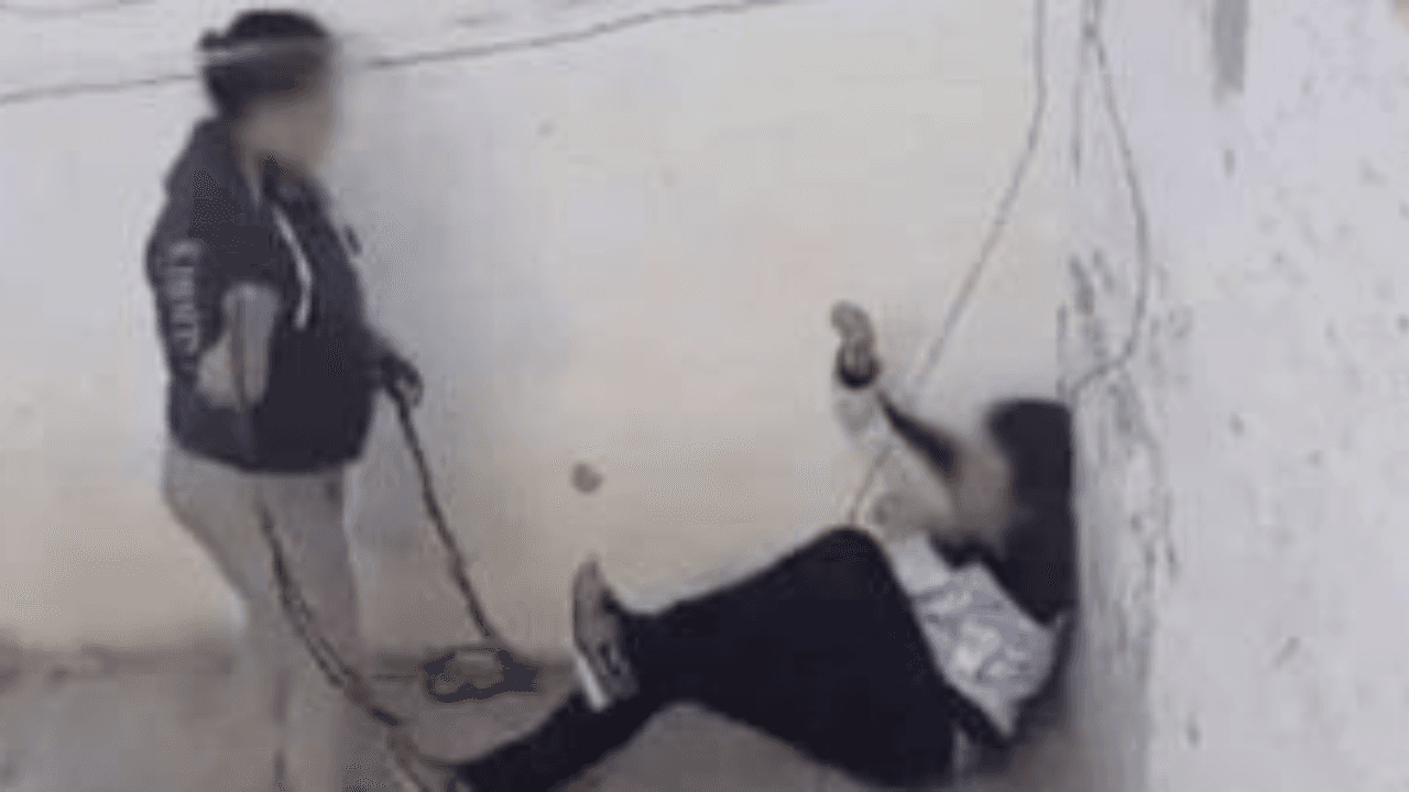 Imagen Principal de Nota: VIDEO: Madre fajea a su hijo por serle infiel a su esposa embarazada