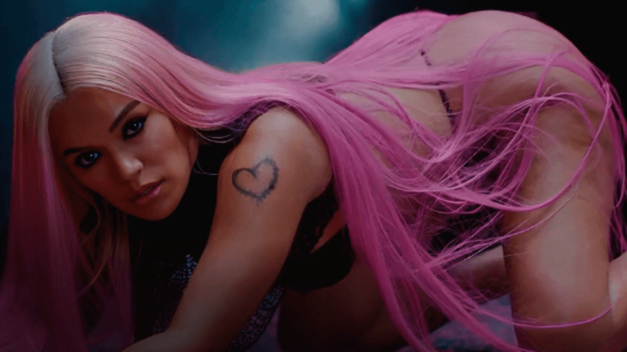 Imagen Principal de Nota: Karol G anuncia nuevo álbum con sensual video en bikini negro