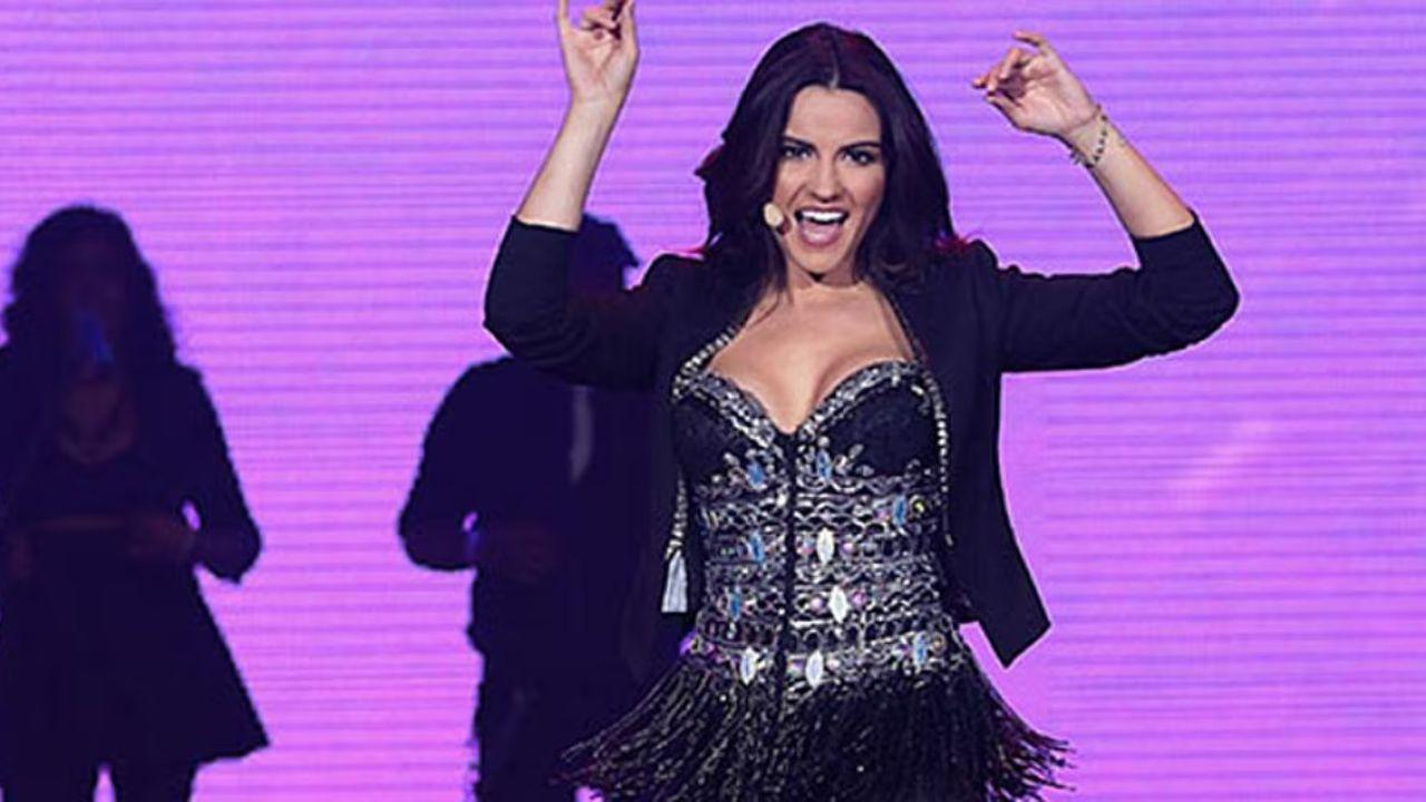 Imagen Principal de Nota: 'Así no era': Maite Perroni olvidó la letra de 'Aún hay algo' en pleno regreso de RBD