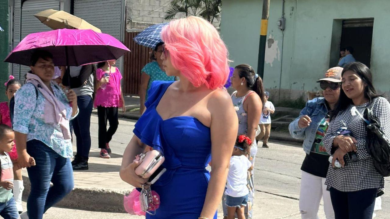 Imagen Principal de Nota: Maestra rompe corazones en desfiles patrios Comayagua