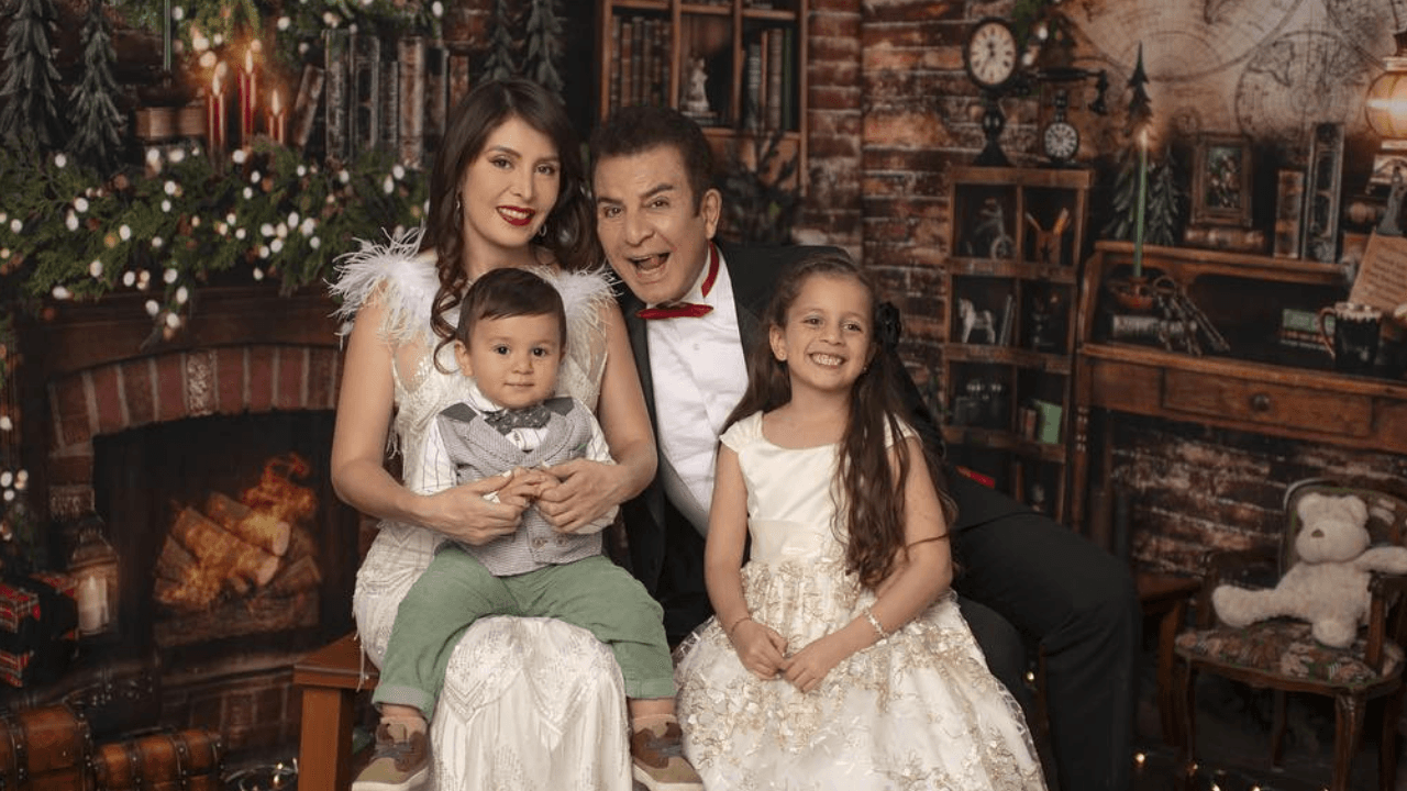 Imagen Principal de Nota: Salvador Nasralla y su familia transmiten un tierno mensaje para el fin de año