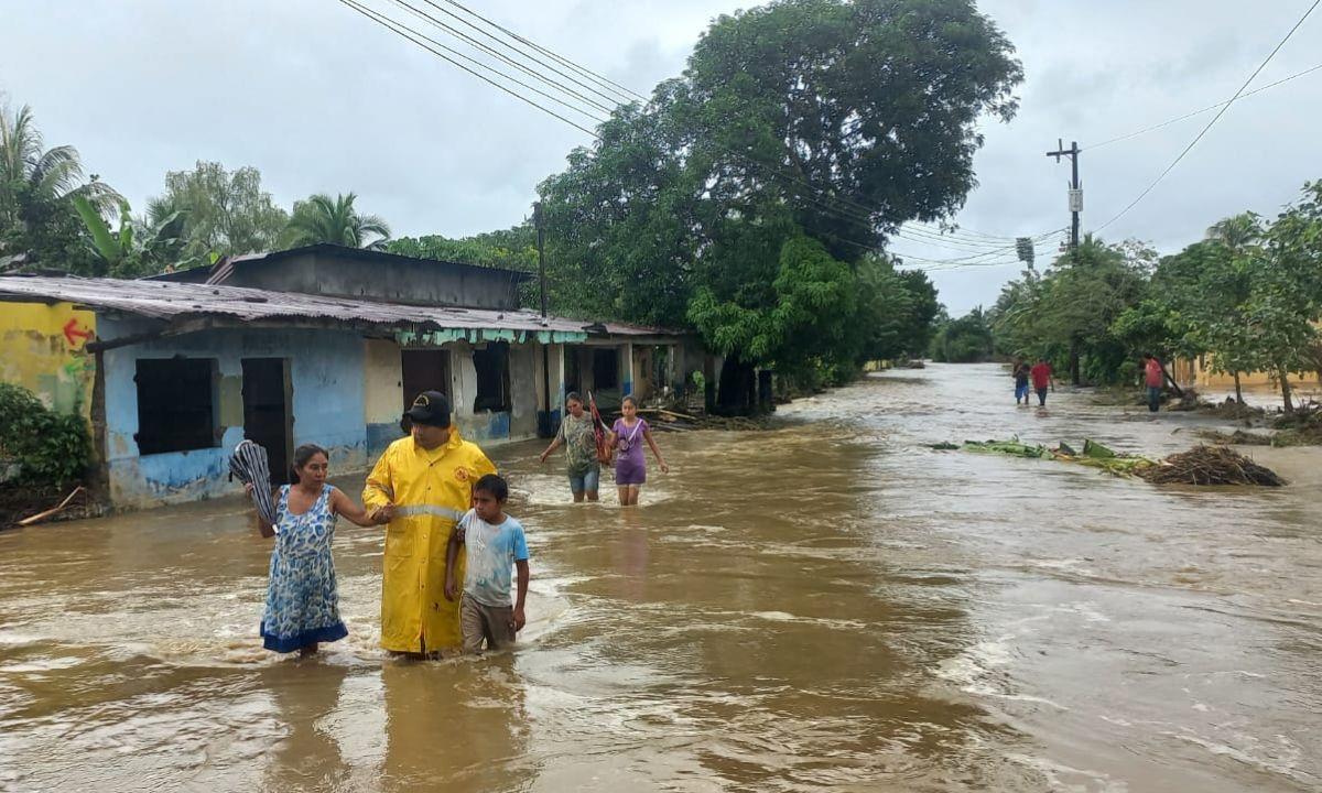 Imagen Principal de Nota: Alerta verde en Honduras: evacuan a pobladores de Omoa, Cortés, por inundaciones