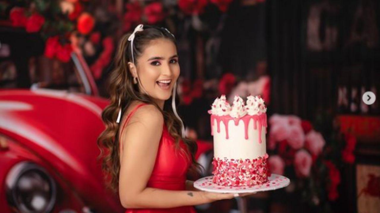Imagen Principal de Nota: Gaby Galeas celebra su cumpleaños con romántica sesión de fotos