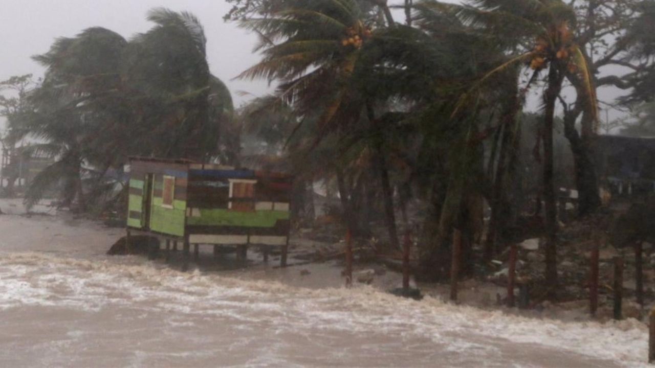 Imagen Principal de Nota: Onda tropical azota Honduras con lluvias y tormentas eléctricas