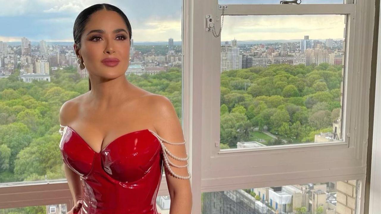 Imagen de Salma Hayek deslumbra en bikini verde y se prepara para los Juegos Olímpicos