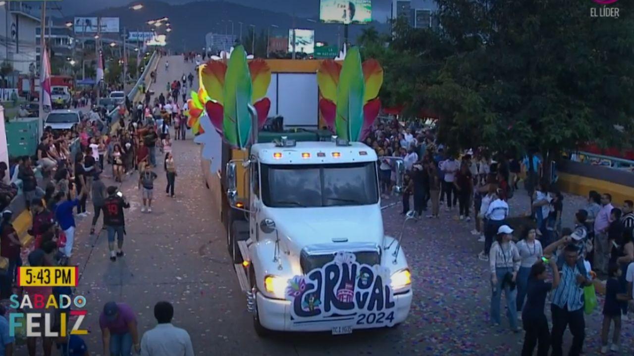 Imagen Principal de Nota: Con coloridos desfiles de carrozas celebran el 446 aniversario de Tegucigalpa