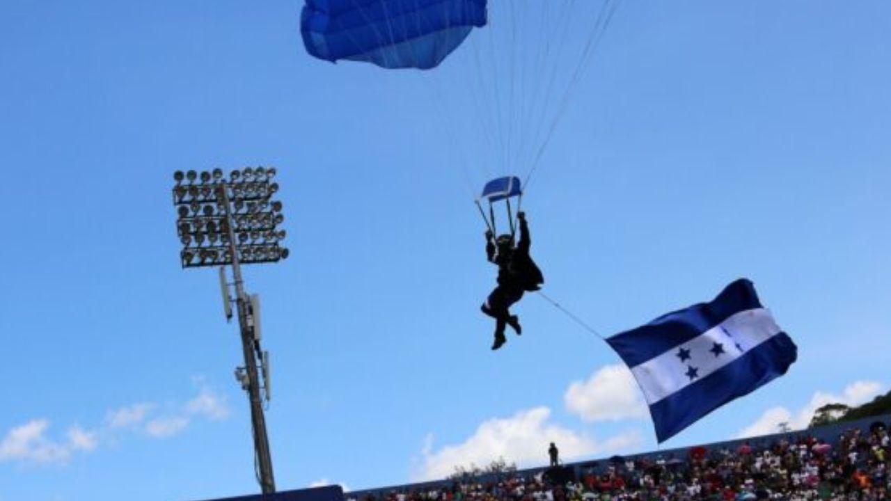 Imagen de Espectacular show aéreo: 24 paracaidistas deslumbran este 15 de septiembre