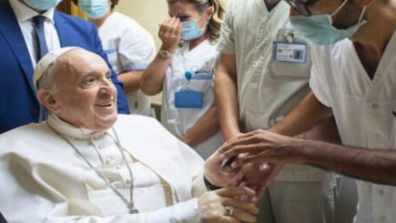 Imagen de Papa Francisco recibe alta hospitalaria: Regresa al Vaticano tras mejoría en su salud