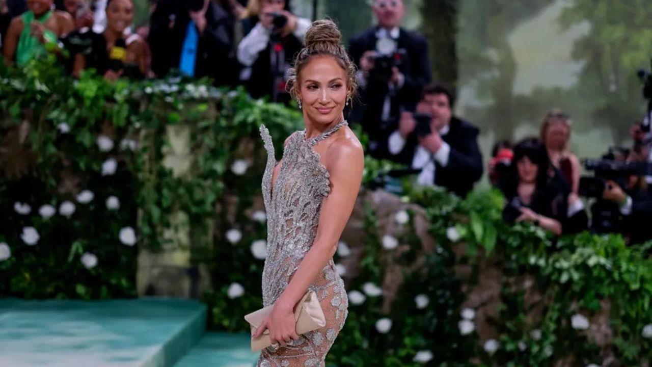 Imagen de Jennifer Lopez muestra de más tras fallo de escote