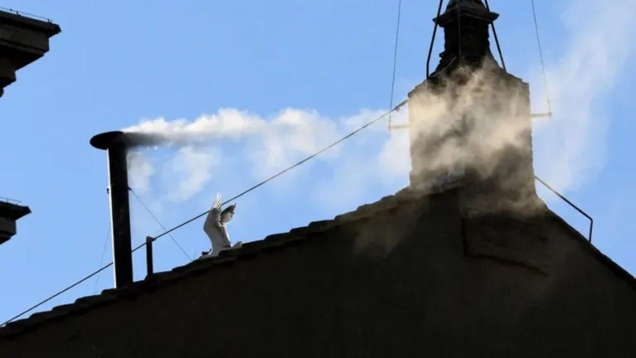 Imagen Principal de Nota: Fumata blanca en la chimenea del Vaticano: el cónclave ha elegido al nuevo papa