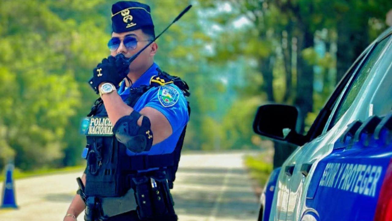 Imagen de ‘Lléveme inspector’: Policía hondureño roba suspiros entre las internautas