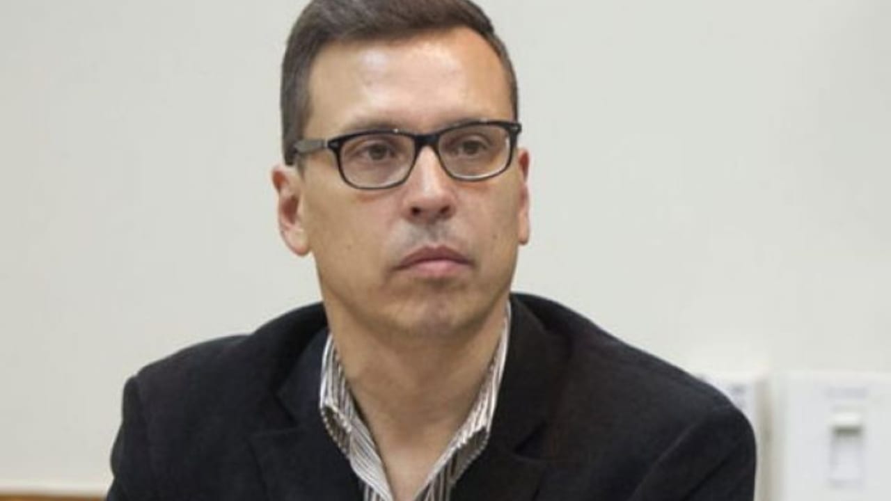 Imagen Principal de Nota: Exministro de Salud, Carlos Aguilar, se contagia de covid-19 y anhela recuperarse "para volver a salvar vidas"
