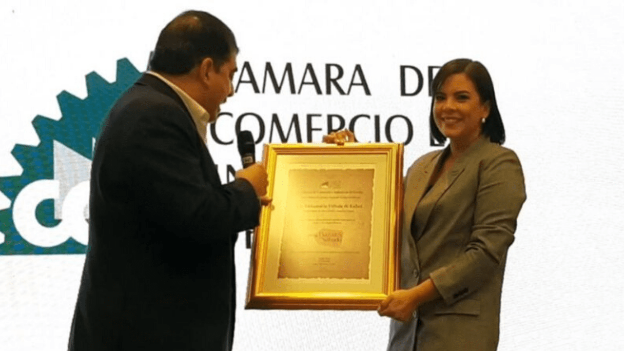 Imagen de La CCIC reconoce a la licenciada Annamaría Villeda por su gran apoyo a los emprendedores del Bazar del Sábado
