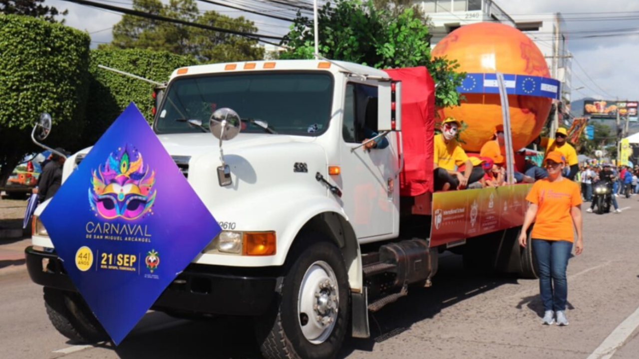 Imagen de PlantatónHN crea conciencia sobre el cambio climático con su carroza en el Carnaval de Tegucigalpa