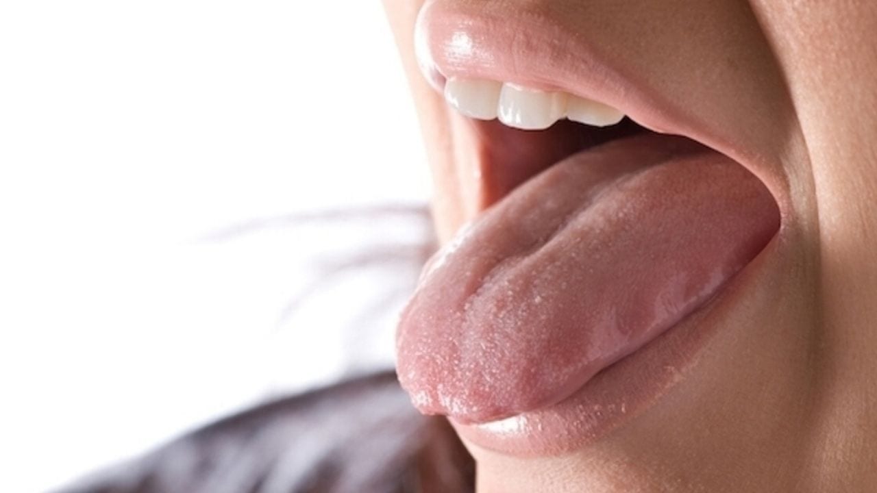 Imagen Principal de Nota: 3 razones por las que tu boca puede tener sabor amargo o metálico