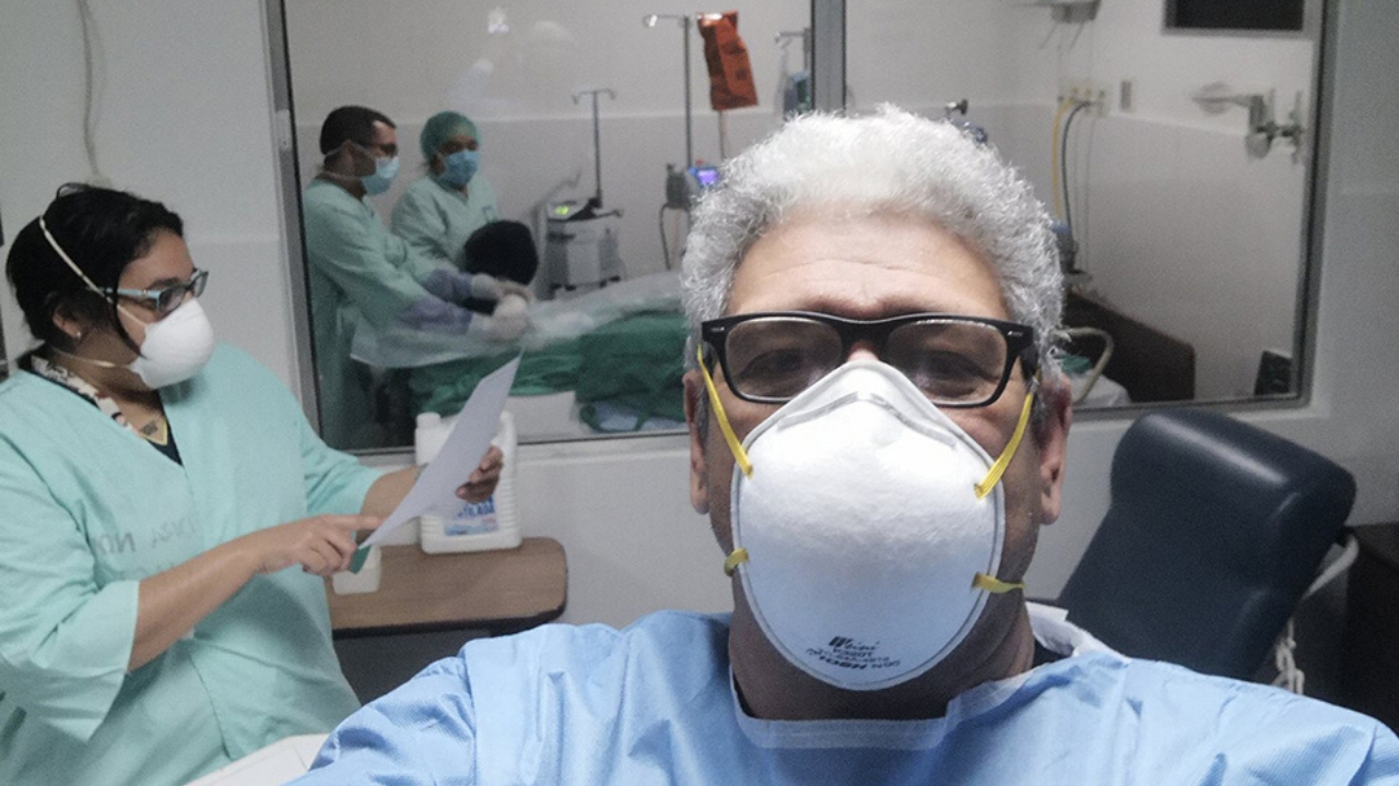 Imagen Principal de Nota: Doctor Hugo Fiallos sufre un cuadro de síndrome de estrés postraumático y en vídeo cuenta por qué