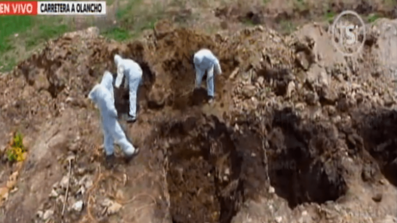 Imagen Principal de Nota: Parientes de fallecida de covid-19 la sepultan ellos mismos en cementerio