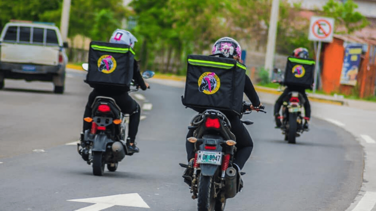 Imagen Principal de Nota: Hondureñas emprendedoras innovan con un servicio de entrega a domicilio operado por mujeres