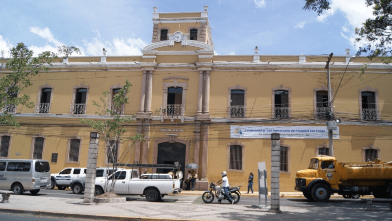 Imagen Principal de Nota: Autoridades del San Felipe dicen que cada vez más llegan pacientes de covid-19 en condiciones más graves
