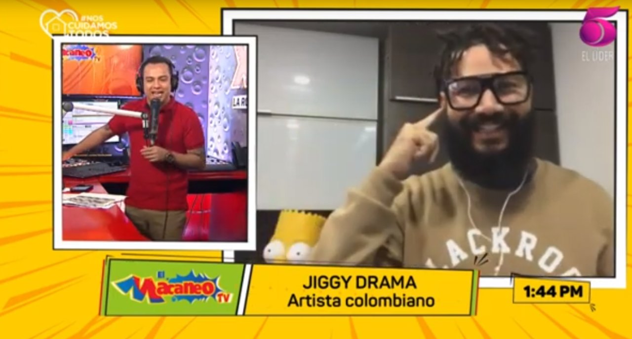 Imagen Principal de Nota: Erik Chavarría sorprende al cantante colombiano Jiggy Drama al improvisar en vivo en El Macaneo TV