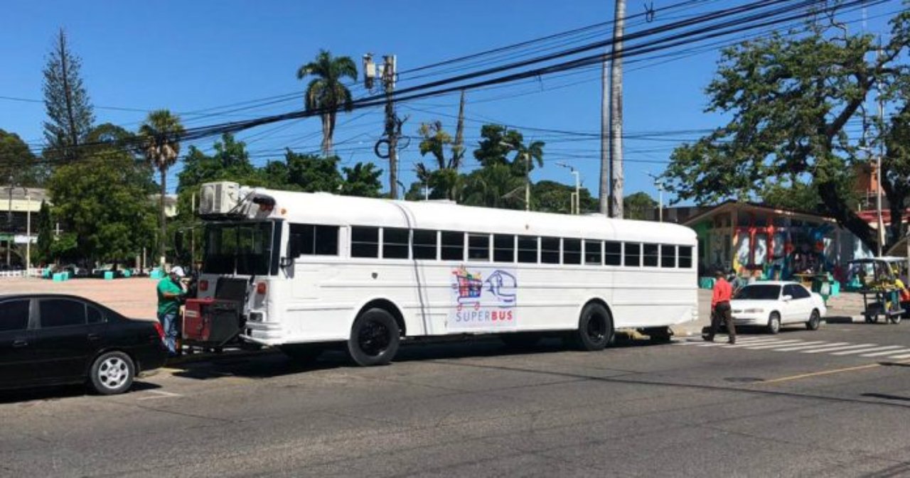 Imagen de Los Roland's convierten bus en un supermercado móvil ante crisis por covid-19 en Honduras