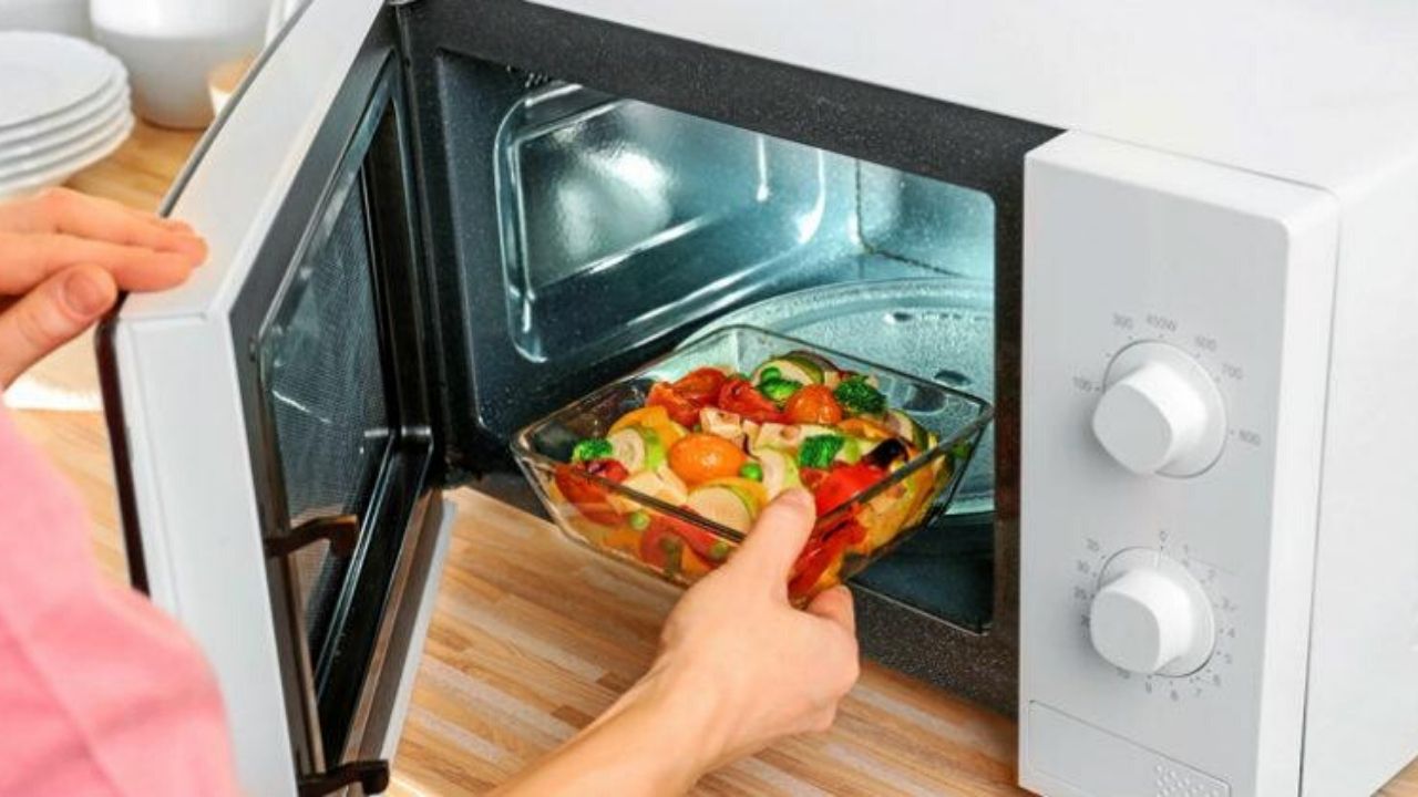 Imagen Principal de Nota: Expertos revelan que tan saludables son los alimentos cocinados en microondas