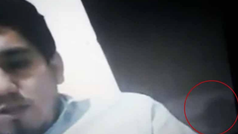 Imagen Principal de Nota: Aterradora presencia apareció detrás de  maestro en clase virtual asustando a todos sus estudiantes