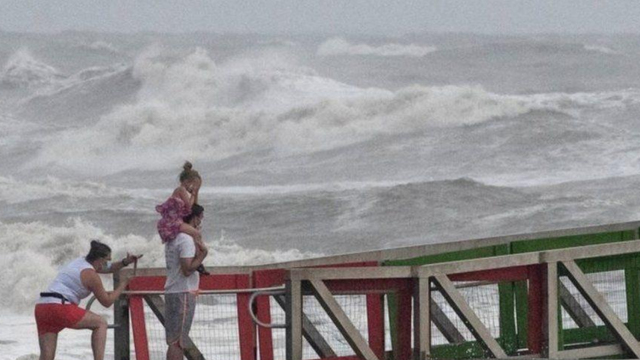 Imagen Principal de Nota: Hanna se debilita a tormenta tropical al llegar al sur de Texas, sin antes dejar estela de destrucción