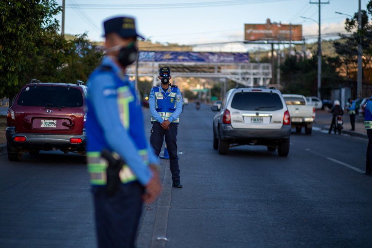 Imagen Principal de Nota: Decomisan varios vehículos a conductores en Tegucigalpa por circular sin autorización