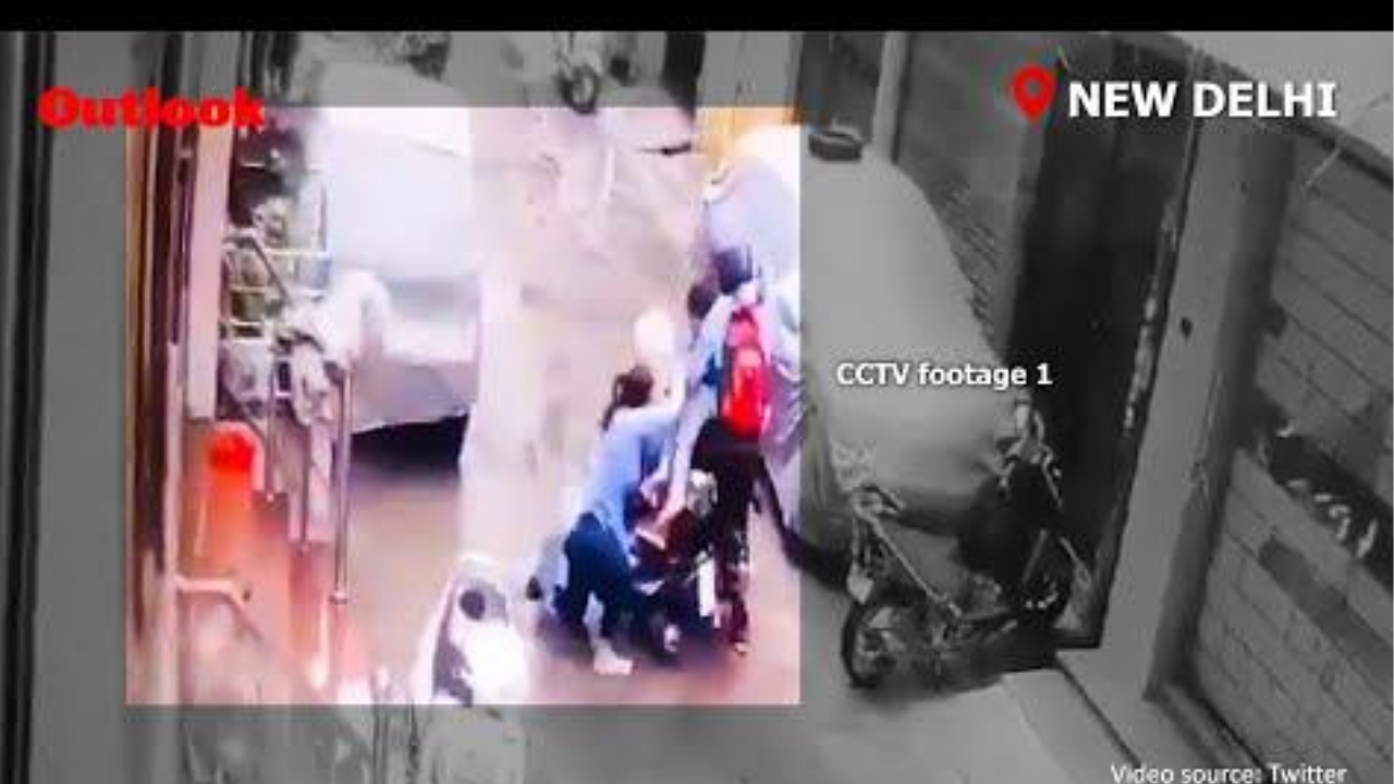 Imagen Principal de Nota: Una madre se enfrenta a dos bandidos para evitar que secuestren a su hija en La India