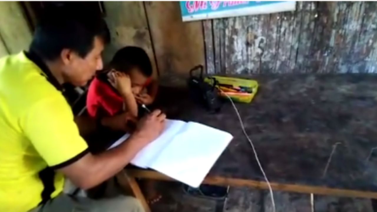 Imagen Principal de Nota: Maestra de primaria regala radios para que sus estudiantes puedan recibir clases en Perú