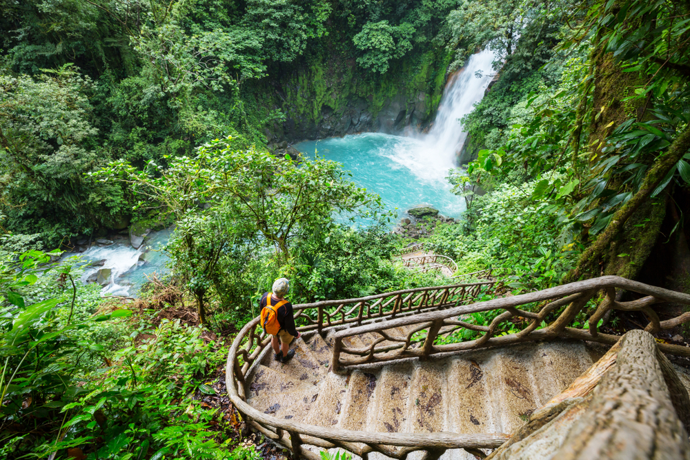 Cascada en la selva tropical de Costa Rica.