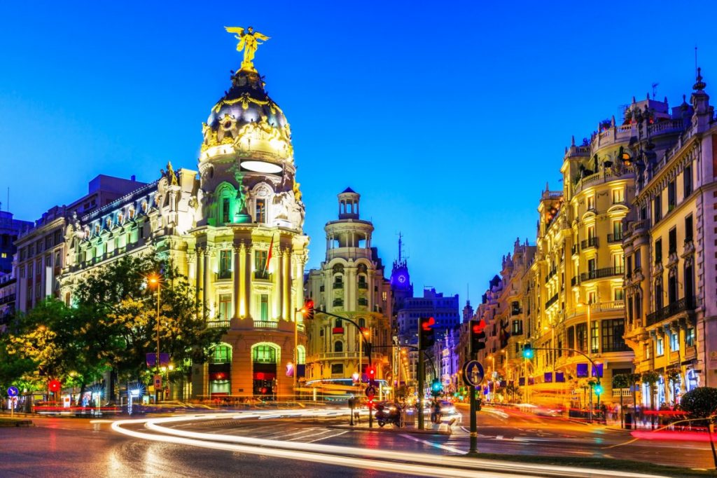 Edificios iluminados en Madrid, España