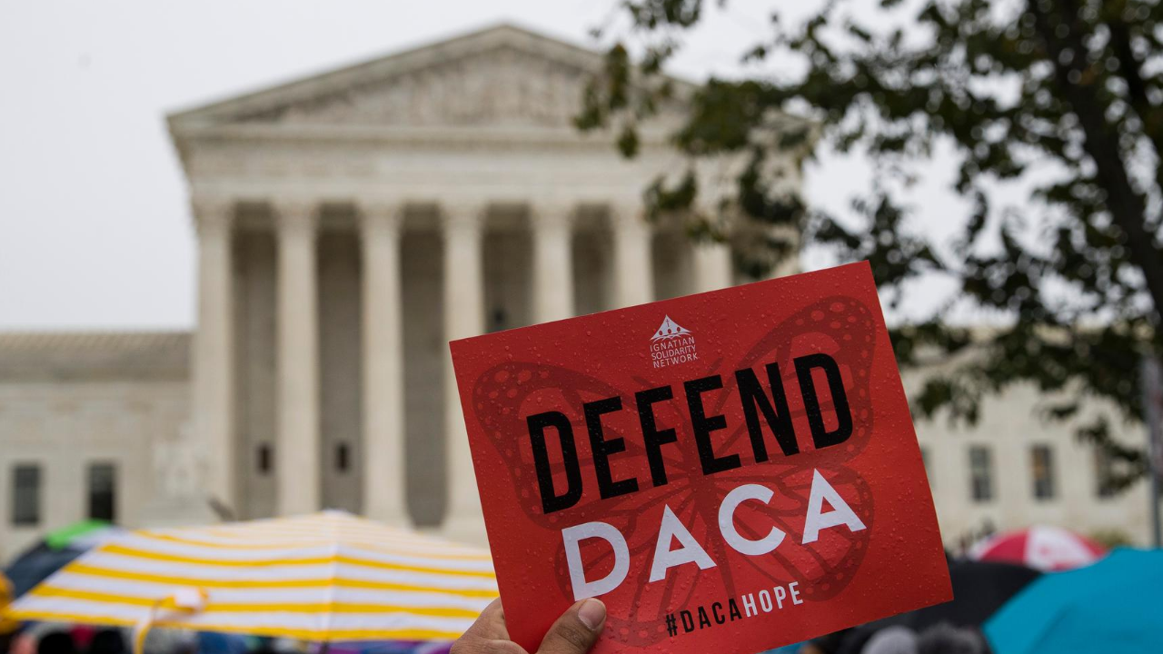 Imagen Principal de Nota: Corte da luz verde a querella contra cambios de Donald Trump al DACA
