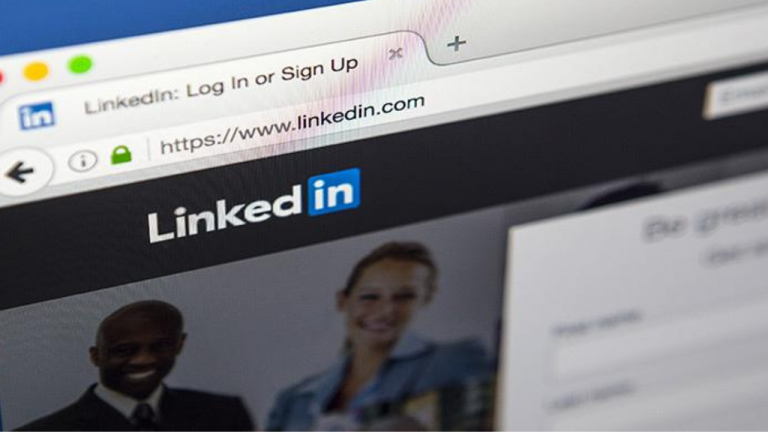 Imagen Principal de Nota: Los 7 trucos para mejorar tu perfil en Linkedln y encontrar trabajo