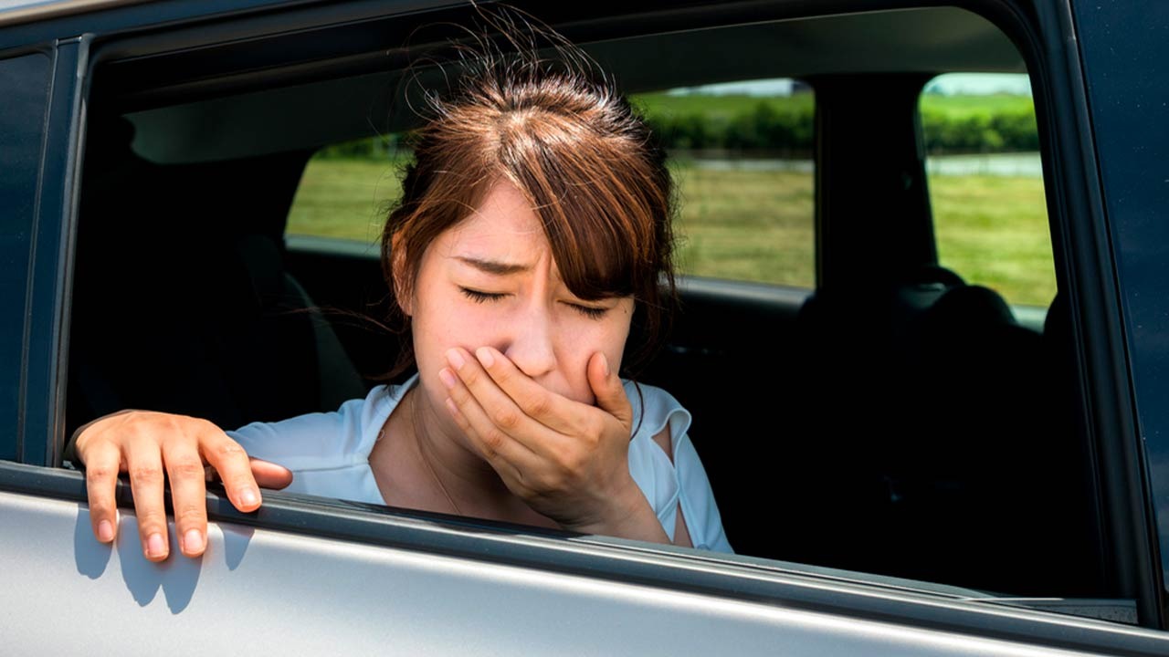 Imagen Principal de Nota: ¿Por qué algunas personas se marean al viajar en carro y cómo evitarlo?