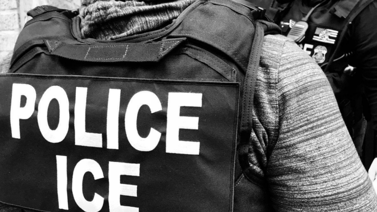 Imagen Principal de Nota: Oficiales de ICE en la mira por presunto acoso sexual a inmigrantes
