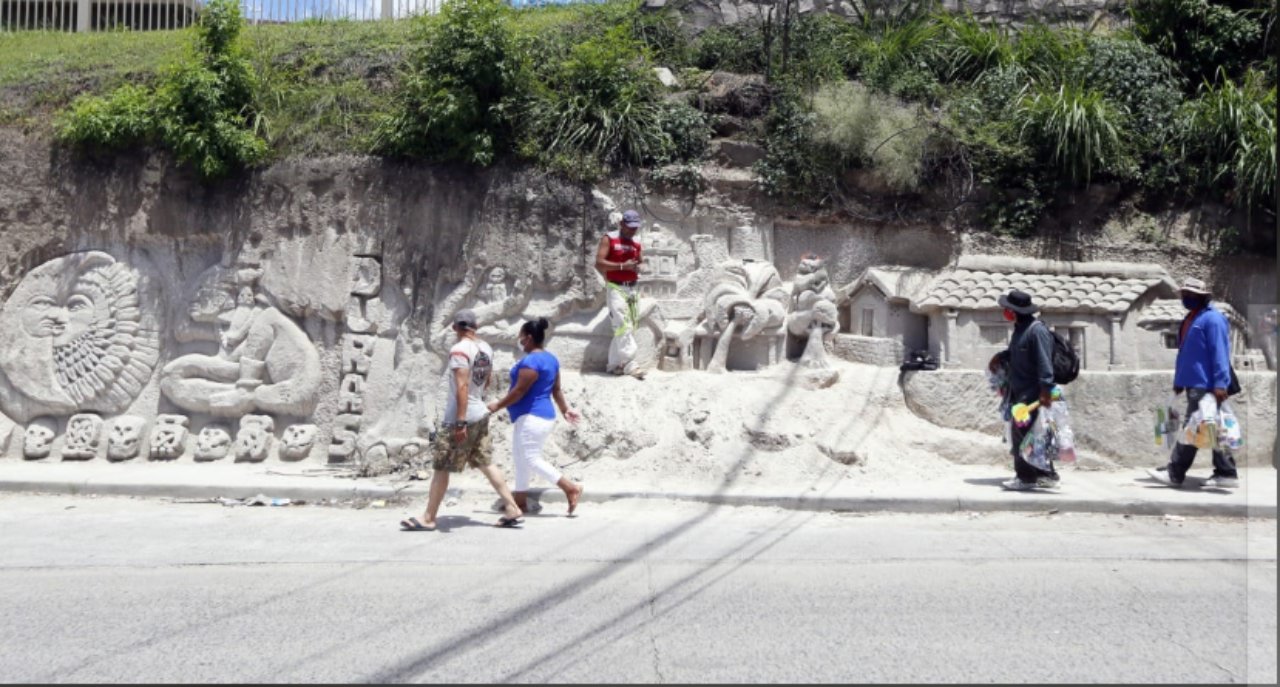 Imagen Principal de Nota: Escultor hondureño talla en piedra impresionantes paisajes en la capital de Honduras, ¡mira las fotos!