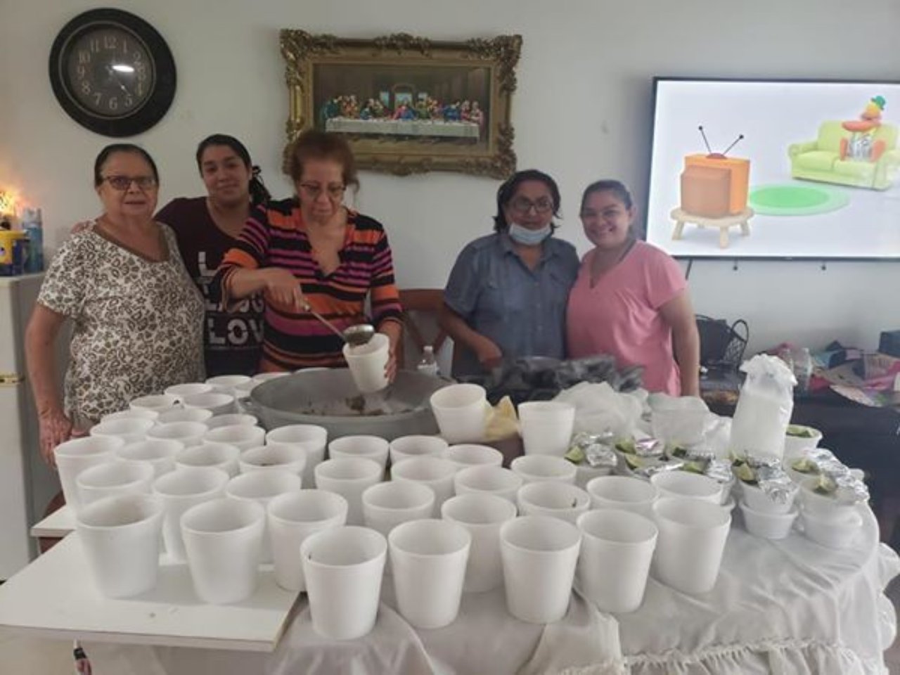 Imagen Principal de Nota: Familias hondureñas en Estados Unidos venden comida para recaudar fondos para la sala covid en Olanchito, Yoro