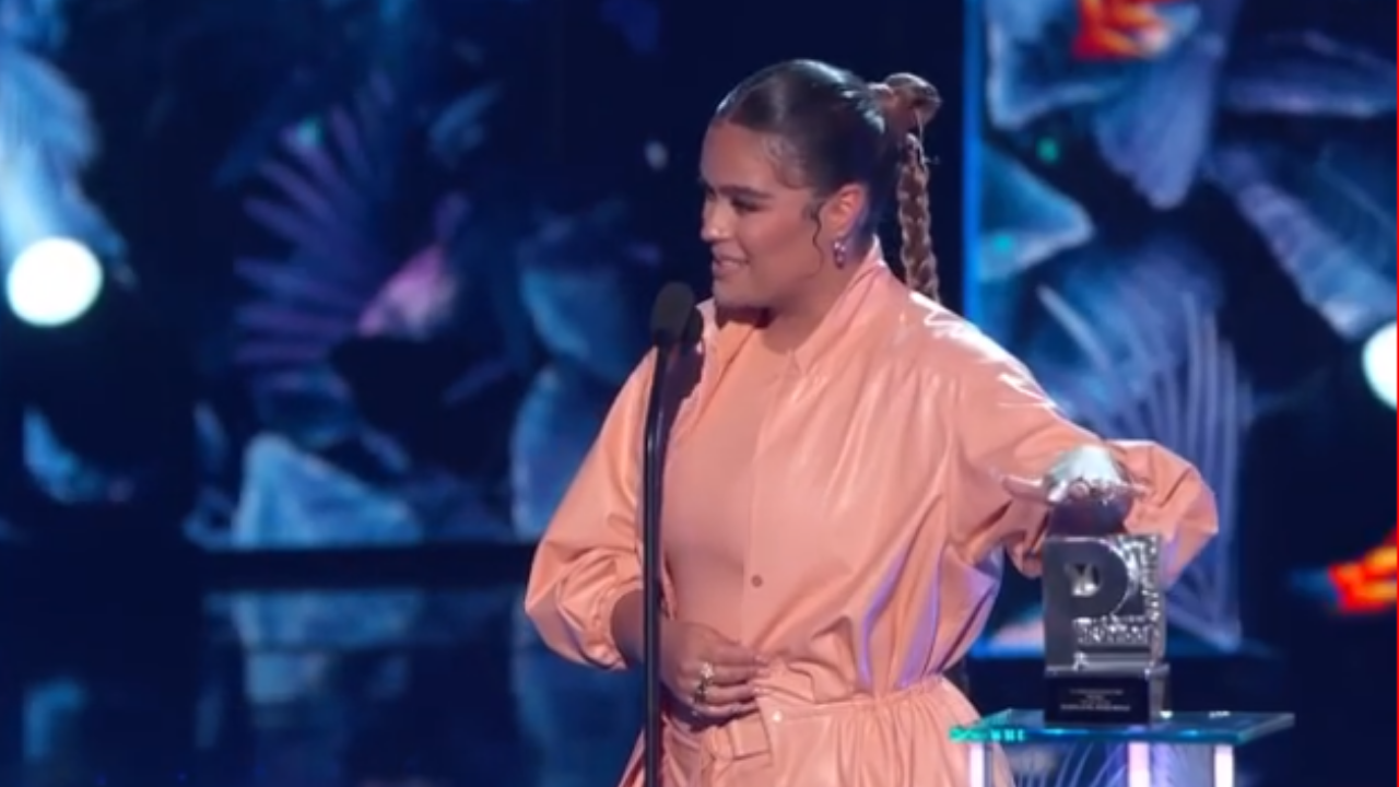Imagen Principal de Nota: Karol G aumenta los rumores de embarazo en Premios Juventud 2020