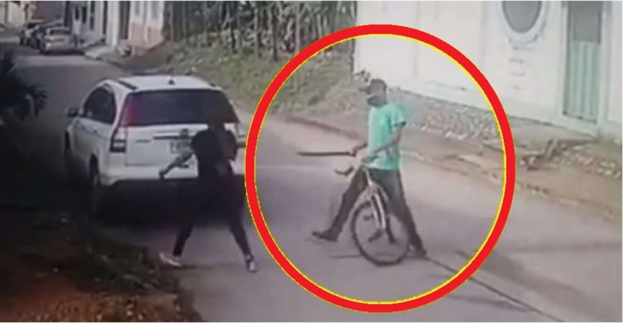 Imagen Principal de Nota: Con machete en mano y en una bicicleta, captan a ladrón asaltando a mujeres en Catacamas, Olancho