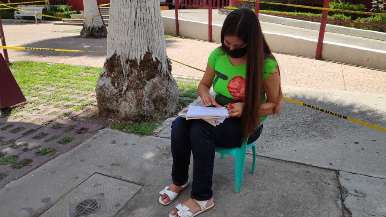 Imagen de Menor de 14 años recibía clases en la calle y su historia se viralizó gracias a una foto