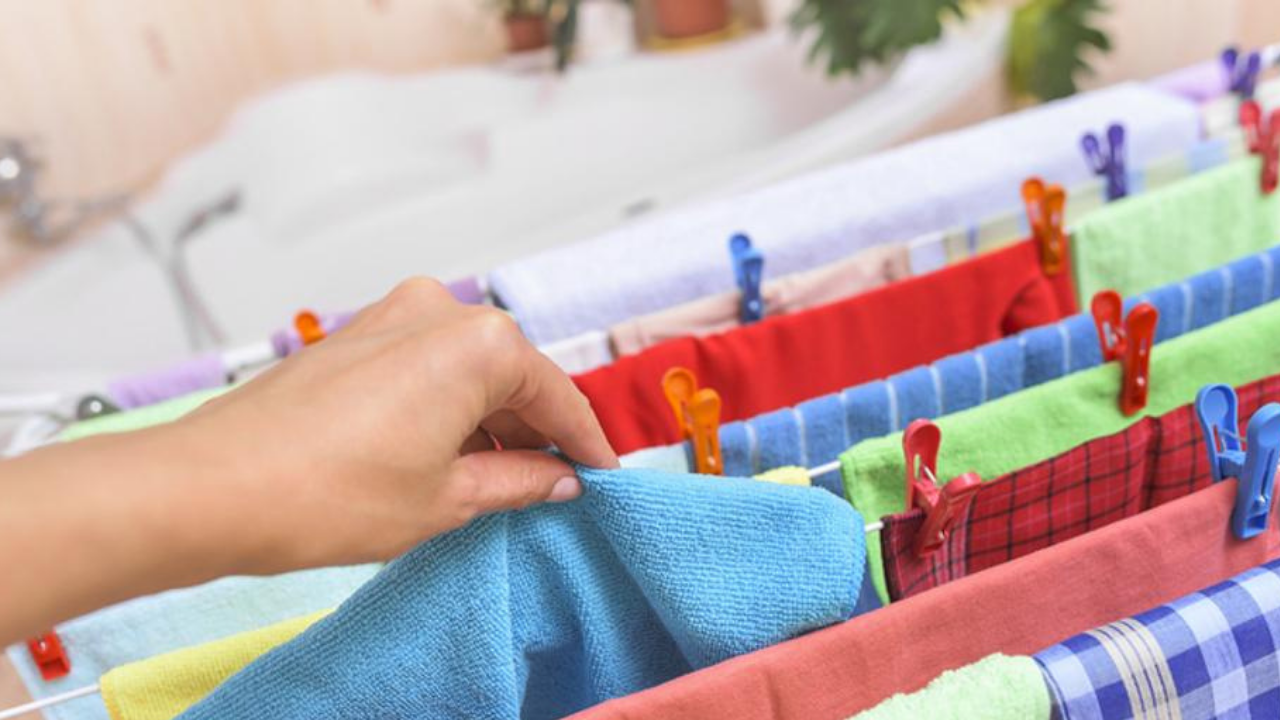 Imagen Principal de Nota: 3 consejos efectivos que ayudarán a quitar el olor a humedad a la ropa en época de lluvia