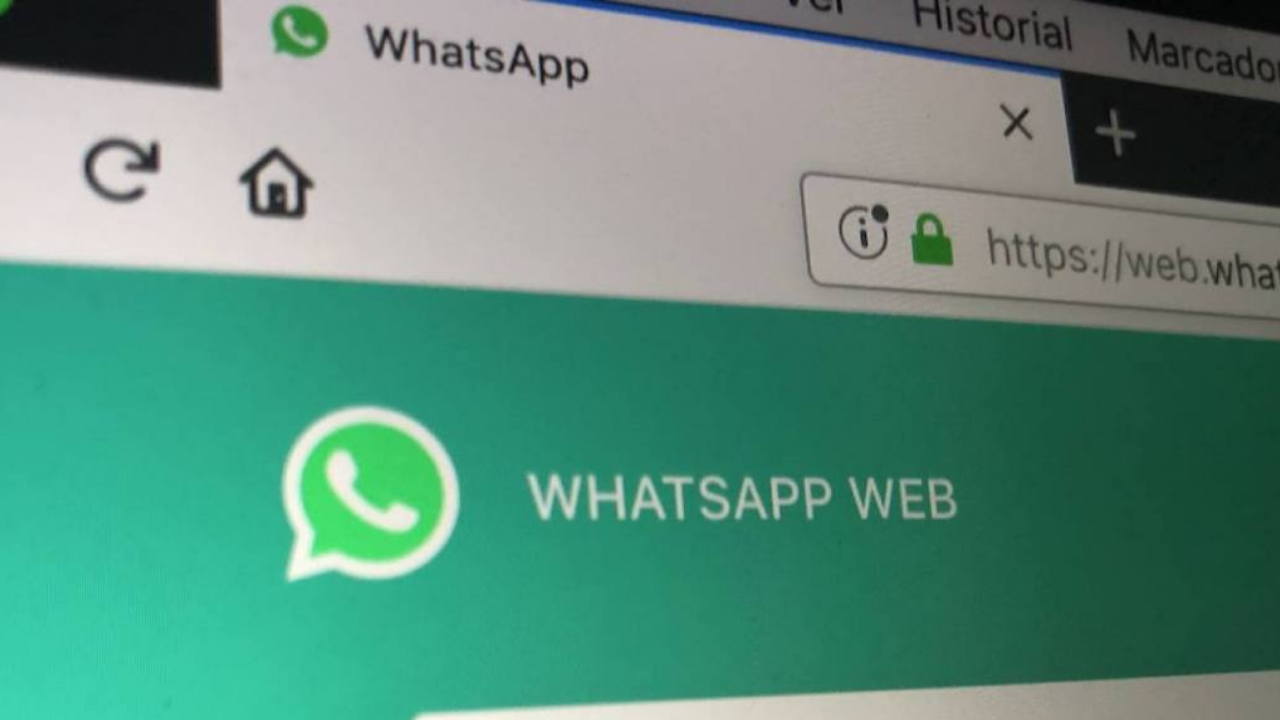 Imagen Principal de Nota: Consejos para que no  espíen tu WhatsApp Web en la oficina