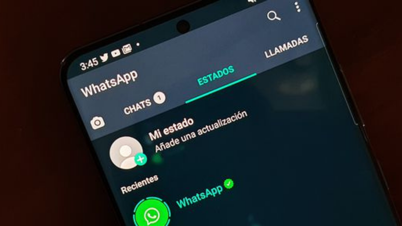 Imagen Principal de Nota: Con un sencillo truco puedes saber quién te escribe en WhatsApp y contestar sin tocar el celular