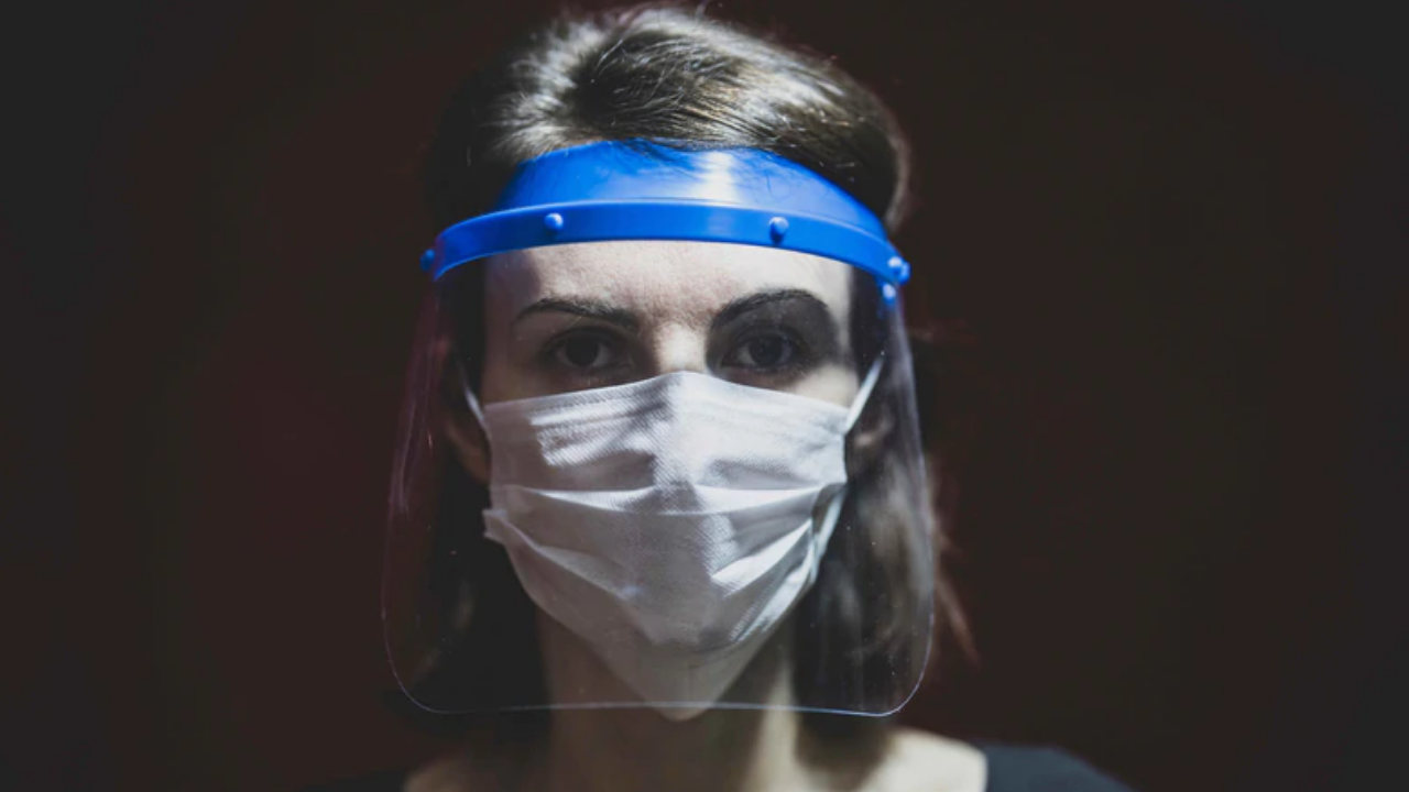 Imagen Principal de Nota: Los protectores faciales son inútiles ante el covid, asegura estudio