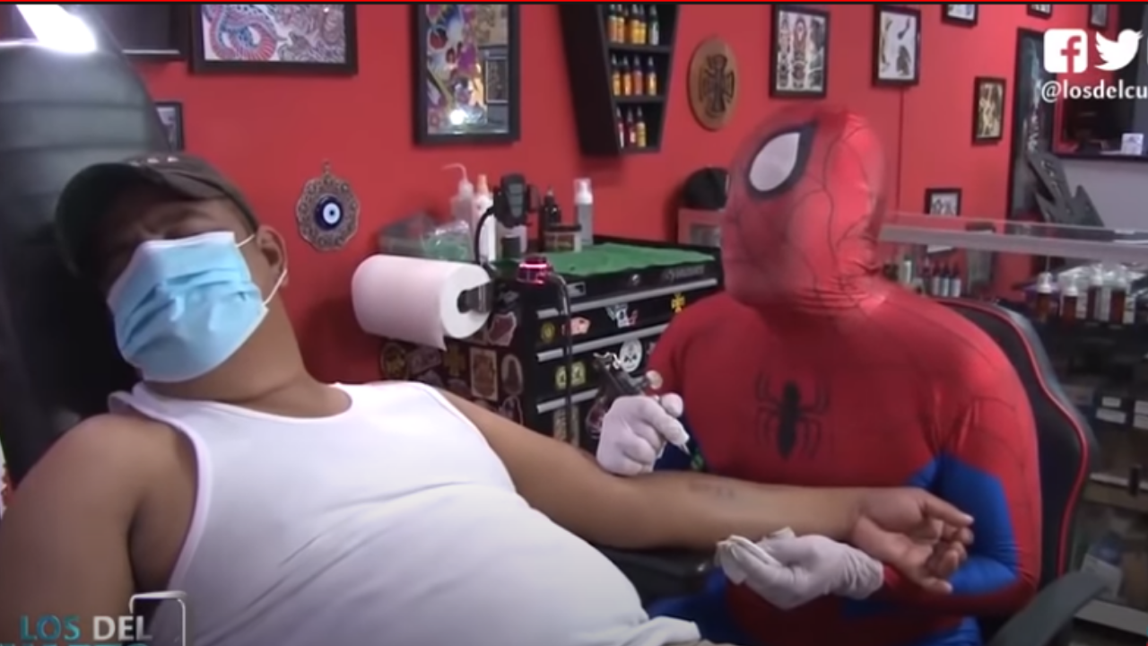 Imagen de Los del Cuarto: el Hombre Maña se vuelve tatuador y no creerás lo que le hizo a un cliente